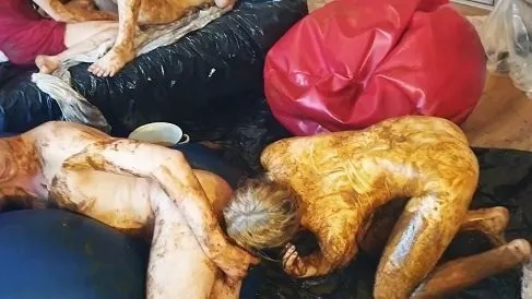 Screenshot 3 from 23.04.2020 Extreme Pissing And Fuck Foursome Russians