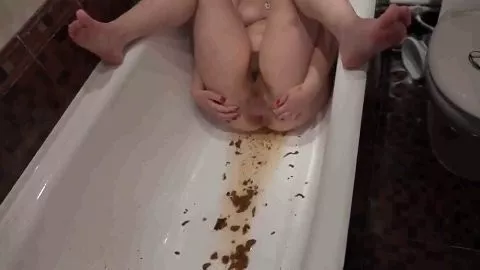 Screenshot 1 aus Amateur-Mädchen mit Haaren an der Muschi und am Arschloch in der Badewanne macht ein Einlauf.