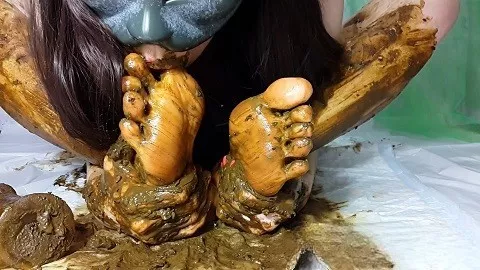 AnnaCoprofield My feet receive a portion of shit. Part 2