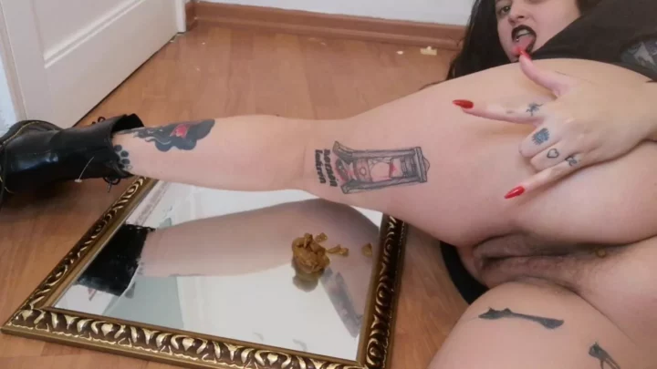 Screenshot 5 from Beautiful goth shits in mirror !