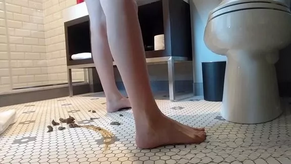 Screenshot 2 aus CassieScat CassieScats Erste Live-Toilettensitzung vor Ort