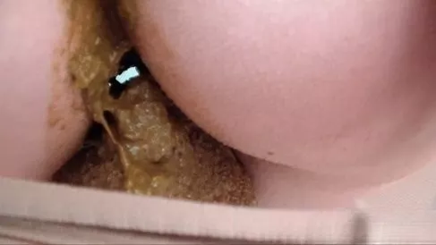Screenshot 2 from Diarrhea in nylon pantyhose! (PooAlina.com)