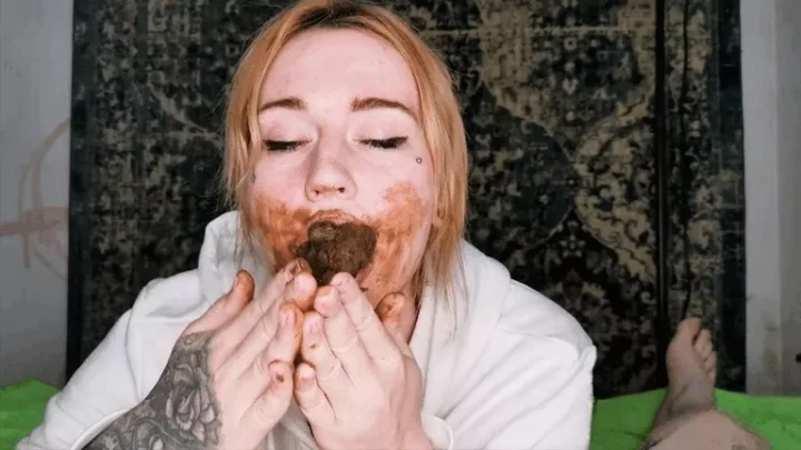 DirtyBetty isst Schwanz wie Scheiße mit Rock