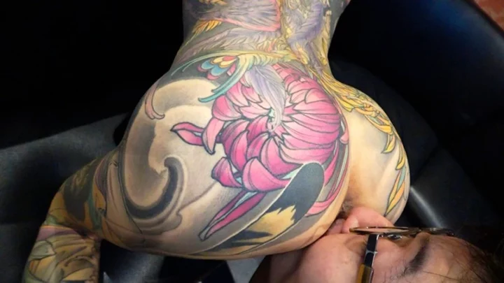 Screenshot 11 from Infiltration! Tattoo Girls Bar: After Closing, a Fully Tatted Beauty Succumbs to Decadent, Desperate Sex – Deeps Nagase Swing Nampa