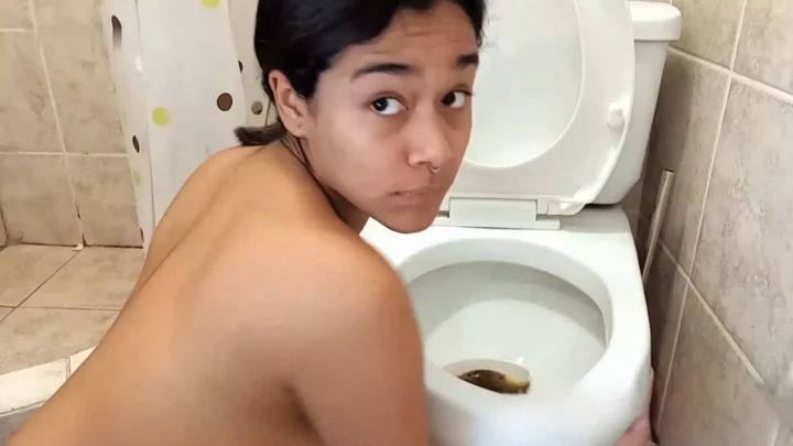 Screenshot 1 aus Essen von meiner schmutzigen Toilette, nach dem Kacken (Spezielle Pornowunsch von unserem Premium-Nutzer) $28,99 von Mirellabb vom 11922
