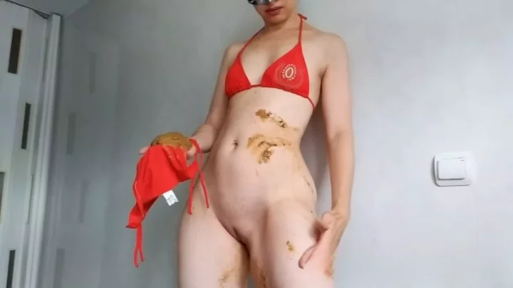 Screenshot 2 aus Exklusiver Striptease mit Kotverschmierung im roten Bikini [867,42 Mb]