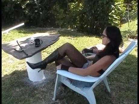Screenshot 1 aus Garten-Toilette (RARE 2013 Porn) Miss Larissa