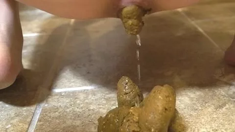 Riesige Scheiße und Pisse auf dem Badezimmerboden (2020) Sophia