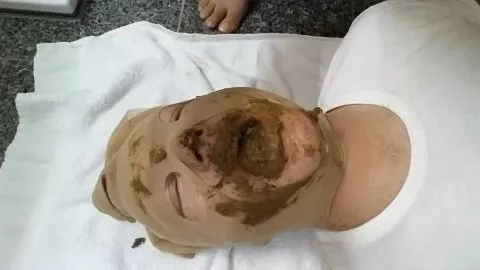 Lady Milena hat in ihren Aschenbecher gekackt.