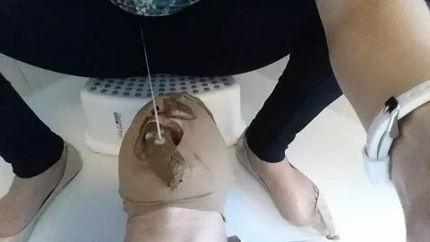 디스코 밤 이후에 밀레나 여사가 나머지 술과 함께 쉬고 있습니다.