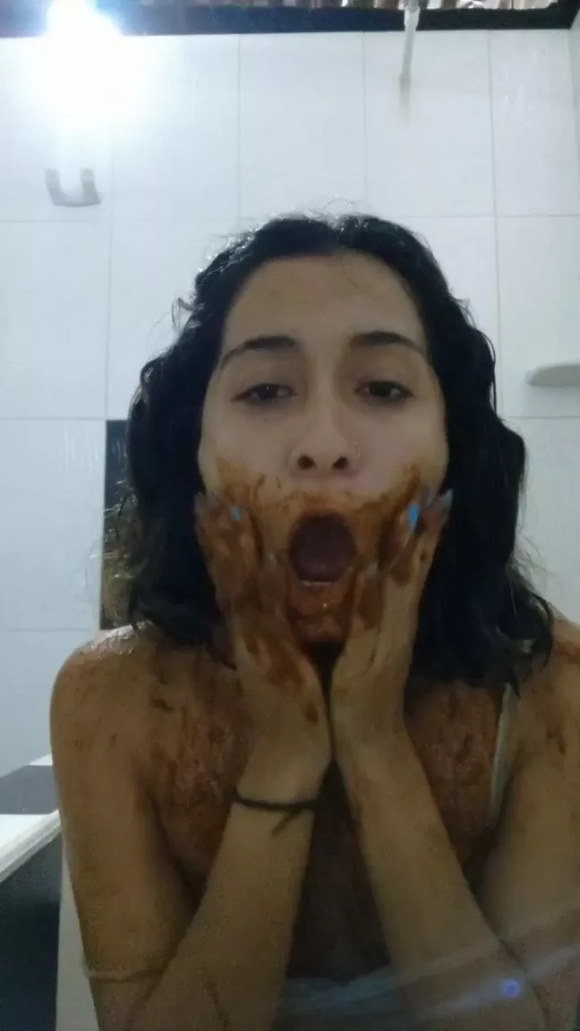 LauraColin Eating Shit In The Bathtub