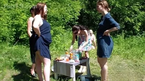Screenshot 1 from Milana냄새나는 소녀들이 그들의 개와 놀고 있어요.