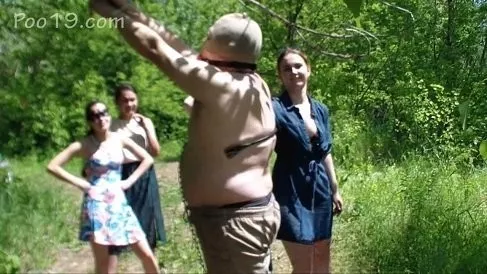 Screenshot 2 from Milana냄새나는 소녀들이 그들의 개와 놀고 있어요.