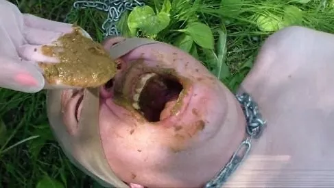 Screenshot 4 aus MilanaSmelly schluckt wirklich schnell! (Poo19.com)