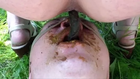 Screenshot 5 aus MilanaSmelly schluckt wirklich schnell! (Poo19.com)
