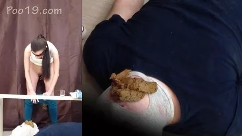 MilanaSmelly Sklave schluckt Menstruation mit Shi