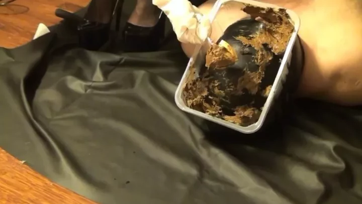 Screenshot 1 from Mistress Antonella prepares a lunch-box with caviar