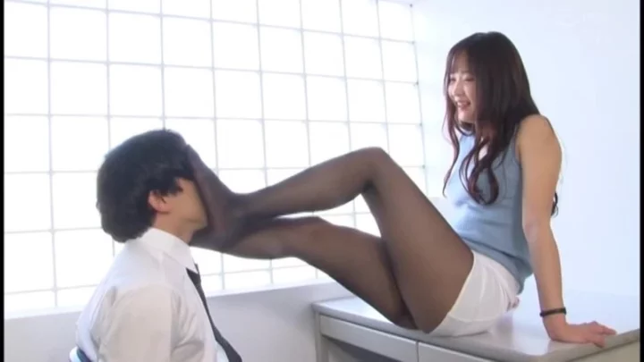 Screenshot 20 aus MOPT-002 Hirose Narumi: Fußmeisterin's enge unterwürfige Männer, Unterwäsche, Jeans und kniehohe Stiefel