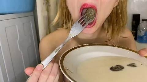 Screenshot 1 aus p00girl Warme Milch-Einlauf, Kot in Milch zum Frühstück und Körperskaten (06.03.2022)