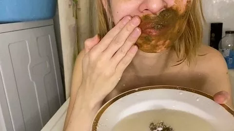 Screenshot 2 aus p00girl Warme Milch-Einlauf, Kot in Milch zum Frühstück und Körperskaten (06.03.2022)