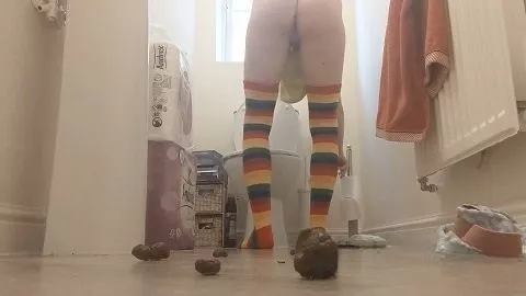 Screenshot 1 from Poo Girl Sofia Masturbating in Panty Mess