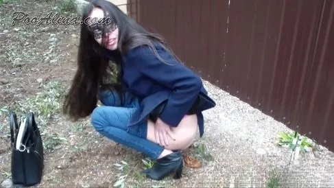 가을 거리에서 강력한 똥을 누는 PooAlina Alina