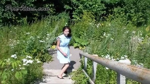 PooAlina.com Alina pinkelt und kackt in Unterwäsche im Park