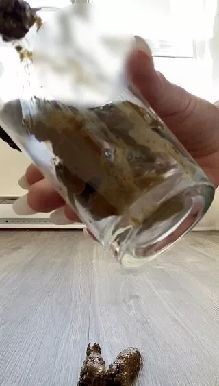 Screenshot 4 from Shitting inside a glass after her workout (29.11.2020)