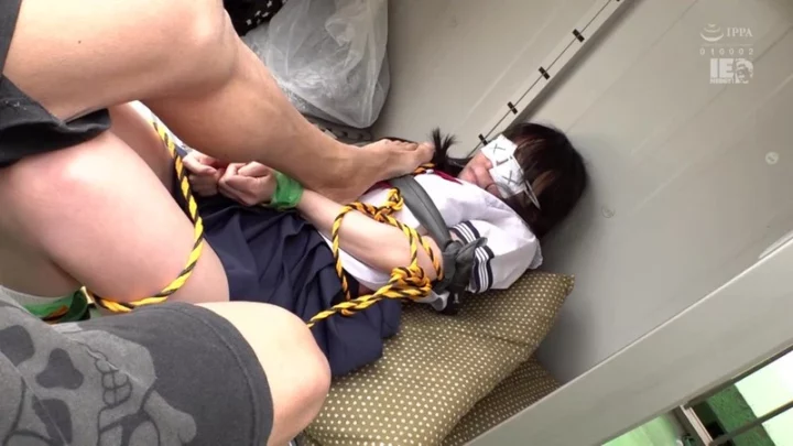 Screenshot 3 aus IESM-051 Tomita Yui: Die perverse Gefangenschaft - Ein verdrehter Vergewaltiger mit abnormalem Verlangen, ein gefangenes Mädchen zu dominieren und zu vergewaltigen, riesige Brüste, IE NERGY