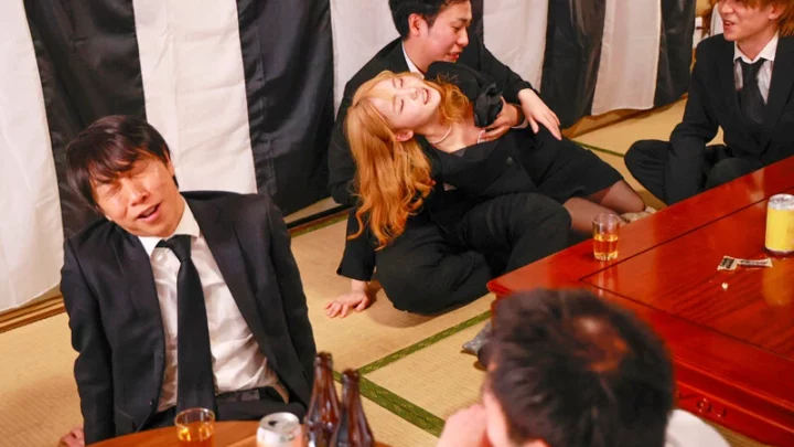 Screenshot 4 aus DVMM-440 Minoshima Meguri Golden Shower. Nach 6 Jahren wieder mit den Mitschülern aus der High School vereint und in einem Gangbang vergewaltigt, bis sie alle Erinnerungen vergisst.