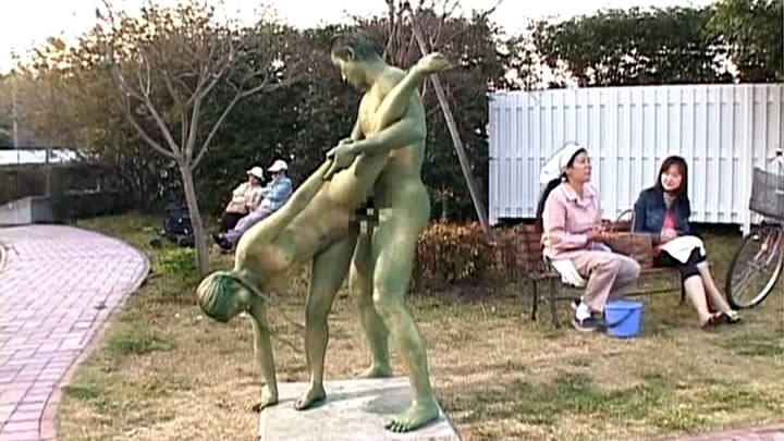 Screenshot 6 aus RCT-126 Wird zur Statue und zeigt sich in der Öffentlichkeit 90 Minuten Exposition & Disziplin Gotou Yurika, Wakatsuki Sena, Nakamura Shino
