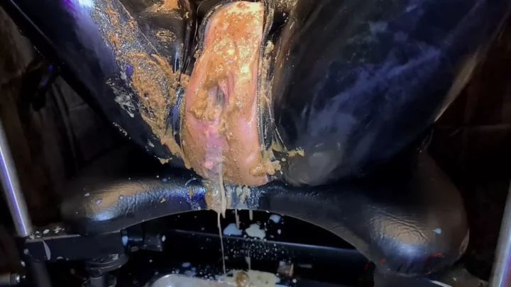 Screenshot 1 aus Slut Orgasma Riesiger Dildo und mit Scheiße gestopfter Orgasmus