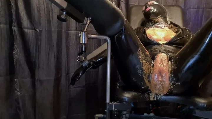 Screenshot 2 aus Slut Orgasma Riesiger Dildo und mit Scheiße gestopfter Orgasmus