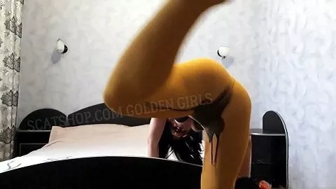 Screenshot 1 aus Tatiana scheißt in gelben Strumpfhosen (ScatShop.com aus 2020)
