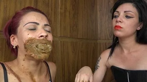 Screenshot 4 aus Die erste Mal von Kally Kalifa (SG-video.com) Lesbische Dominanz