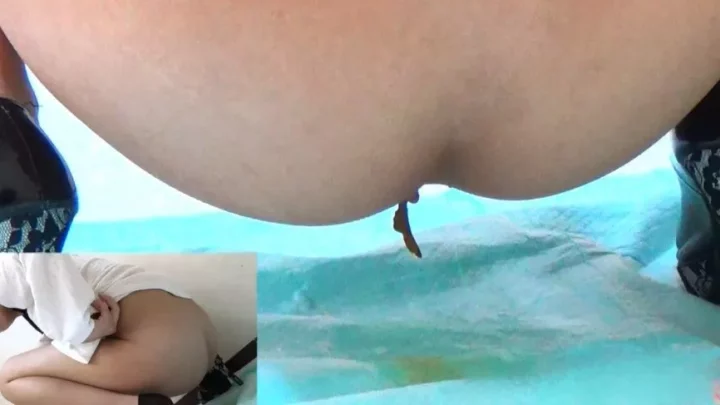 Screenshot 4 aus Zwei Winkelansichten selbst gefilmter Mädchen bei der Defäkation [FHD 1080p]