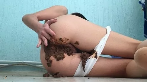 Screenshot 4 from Very smelly shit in shorts