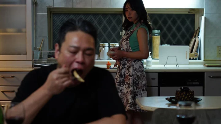 Screenshot 1 from JUR-866 皐月芽衣：丈夫不在的五天……被我专横的继父强迫屈服的慢节奏羞辱 玛丹娜