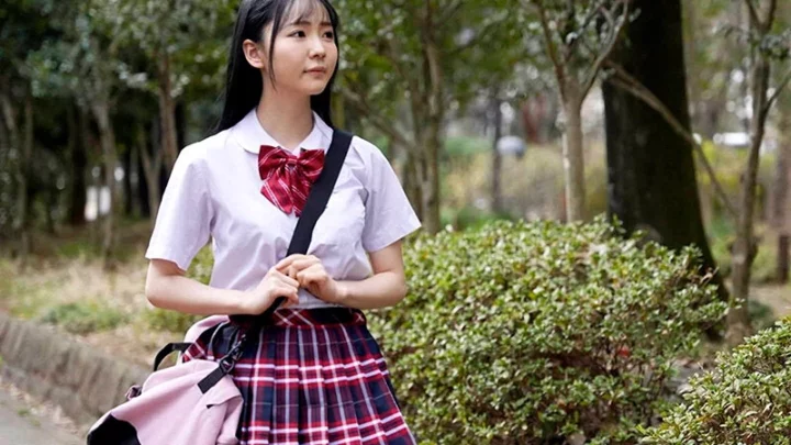 Screenshot 1 from GVH-877 美乃岛芽瑠：第一次尿饮 - '我爱我主人的尿！' 吞吞，乖巧的城市女孩女仆的尿饮荣耀之旅
