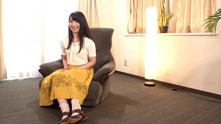 Screenshot 1 aus DFE-036 Mizuki Maika: Jungfräuliches AV-Debüt -制服 ブルマ デビュー Waap Entertainment