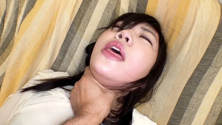Screenshot 1 aus MIST-319 Haruka Verzweifelt nach Saugen - AV-Debüt!! Tatsächlich kann sie ihr abnormales sexuelles Verlangen nicht unterdrücken - Große 173 cm Frau Michiru+