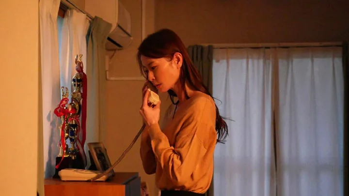 Screenshot 2 aus ROE-551 Aoi Yurika: Süße Zimmerdemütigung Madonna - Für das Wohl meiner Tochter... Mein Körper wird von der Mutter angeboten