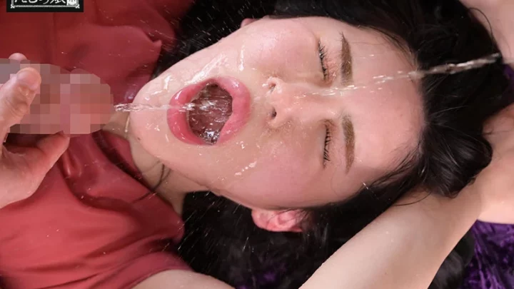 Screenshot 2 aus MISM-208 Shiomi Akari: Warten am Bahnhof, Wünschen, in einem gewalttätigen Meer aus Urin ertränkt zu werden - Piss Trinken, Deep Throating