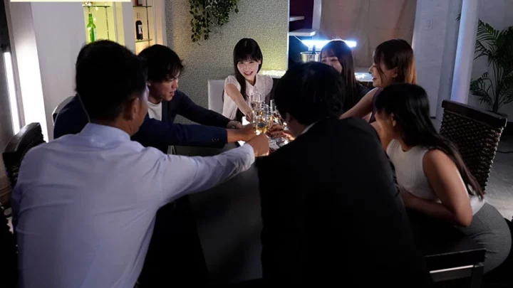 Screenshot 2 aus IPZZ-805 Sakura Momo: Die unschuldige neue Kollegin, die nach Alkohol auf einer Trinkparty von Verlangen getrieben wird