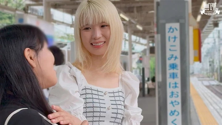 Screenshot 3 aus MURIKURI-004 Kisaki Nana Gangbang an der Gachinuma-Linie: Cum-Slurping Initiation als College-Devirginized