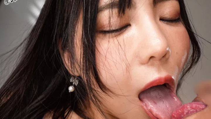 Screenshot 3 from XMOM-111 Yoshizawa Yuki’s Velvet Thighs Perverted Pleasure Club: Passionate Blowjobs with Velvet Kisses, Explosive Climax with Decadent Toes