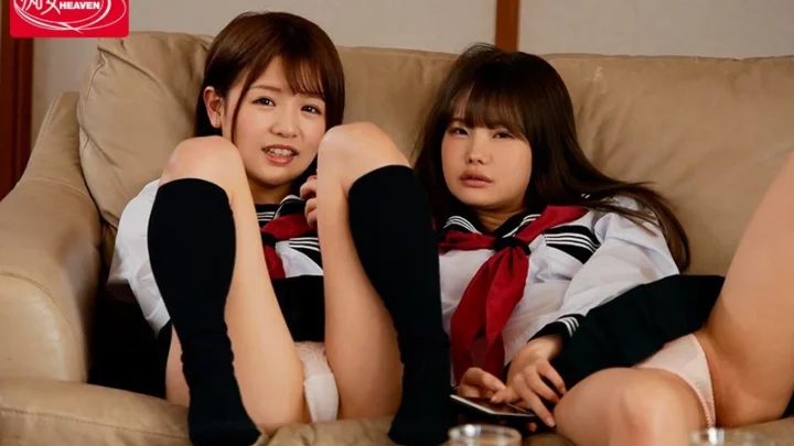 Screenshot 8 aus CJOD-297 Nagase Yui: Zwei Schwestern, die sich necken und stöhnen beim schmutzigen Reden, während sie einen Blick auf die ordentlichen Boxershorts ihres Bruders werfen.