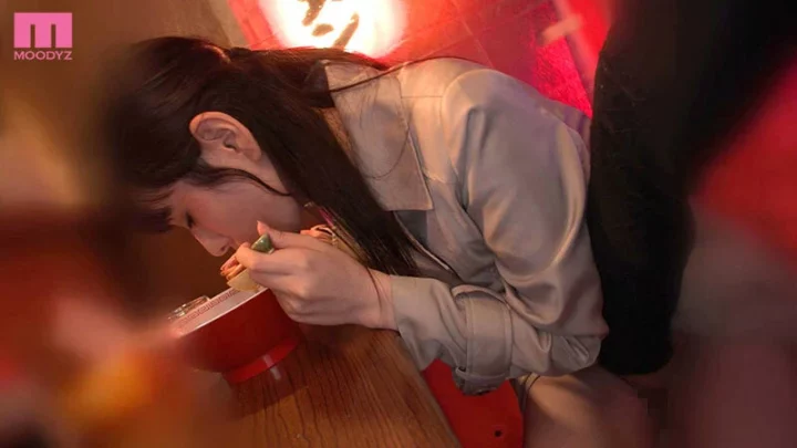 Screenshot 10 from MIDA-607 아야세 마리아: 남편이 집에 올 때까지 나는 집에서 벌거벗고 돌아다니며 페로몬을 흘리고, 나를 미치게 하는 과거의 친밀한 기억에 빠져든다 - 굴욕 무디즈 디바
