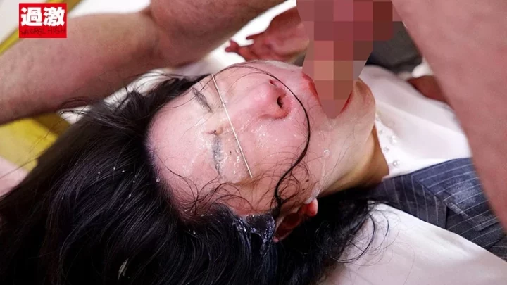 Screenshot 10 aus NHDTB-192 Iioka Kanako - Gezwungen zu sündigen mit einem umgekehrten Harem: Eine Frau im Kostüm fleht um Schuld, während sie tiefen Oralverkehr erträgt