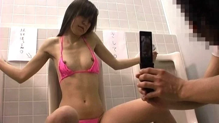 Screenshot 18 from HUNT-364 Ayana Yuu：绝望的金钱请求！一位性感女演员在夜晚的公共厕所中赤裸裸地脱衣，摆出挑逗的姿势